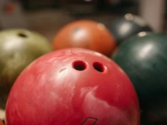 bovling topu hangi malzemeden yapılır