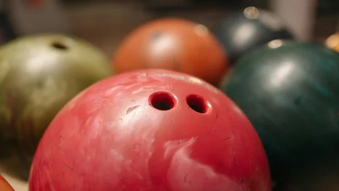 bovling topu hangi malzemeden yapılır